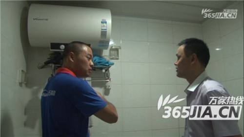 安博电子售后正在为刘师傅讲解电热水器的安全使用规范